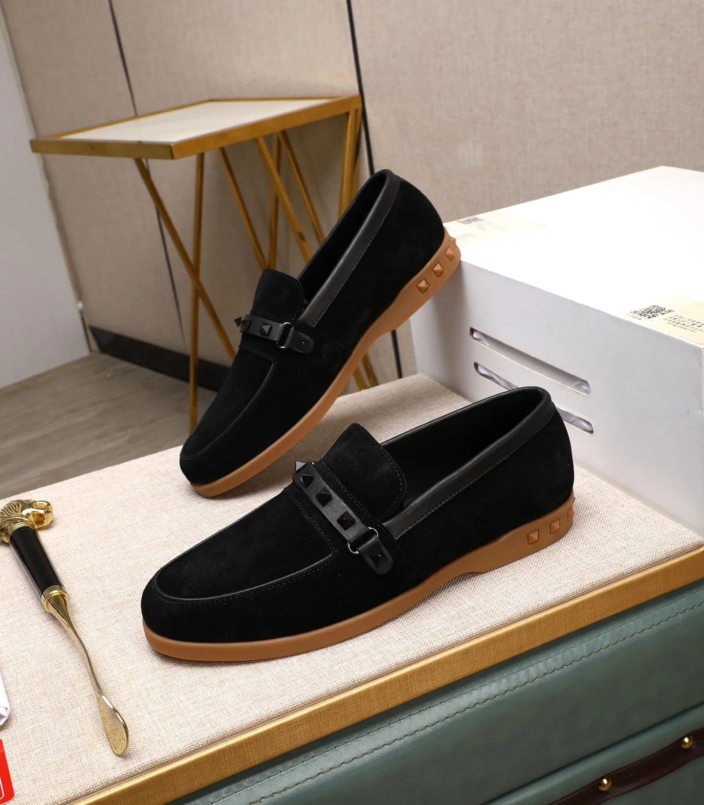 Men's shoes 💰520 [Valentino-Valentino] High-quality boutique men's shoes. The same style as the celebrities, original and authentic.✅ Made of imported cowhide + original apricot cowhide lining. The French luxury model is priced at 14,080 Swiss francs. It is also a Paris Fashion Week catwalk model. A brand can be deeply rooted in your heart, and a pair of shoes can make you linger. What you wear is not only noble, but also an aura. 👻Standard 38-45